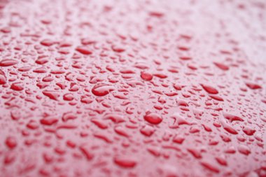 Kırmızı arkaplanda su damlaları