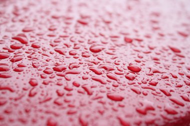 Kırmızı arkaplanda su damlaları