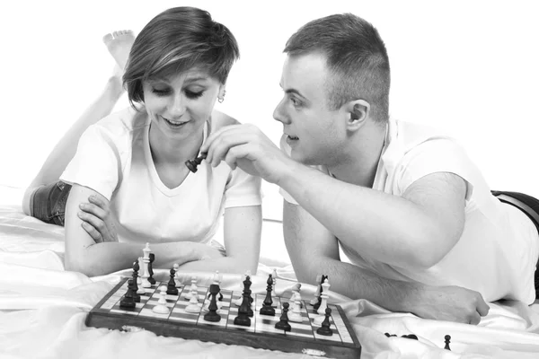 Unga par spelar schack — Stockfoto