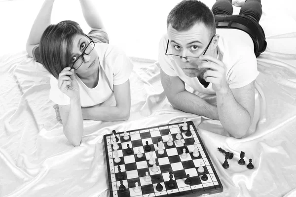 Jeune couple jouant aux échecs — Photo