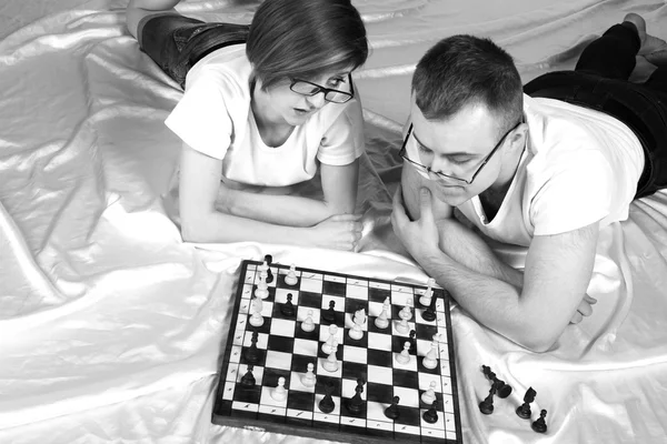 Jeune couple jouant aux échecs — Photo