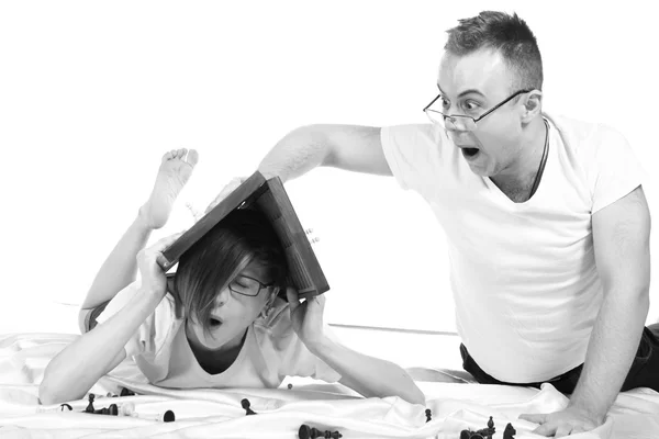 Jeune couple jouant aux échecs — Photo