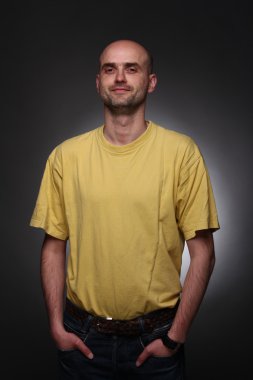 Gülümseyen bir adamın portresi