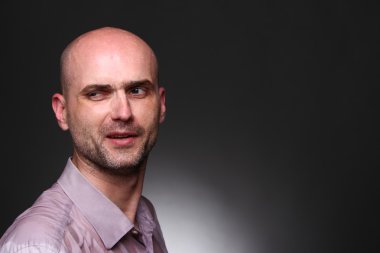 Gülümseyen bir adamın portresi