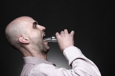 Adam içki sıçrama votka ile su