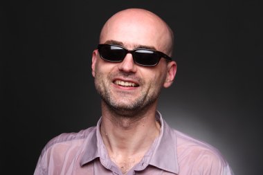 Gülümseyen bir adamın portresi