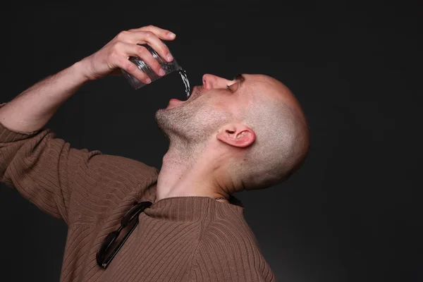 Hombre beber con vodka salpicadura, agua — Foto de Stock