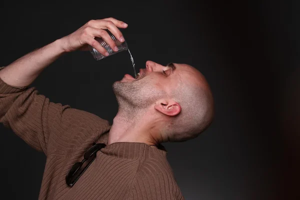 Hombre beber con vodka salpicadura, agua — Foto de Stock