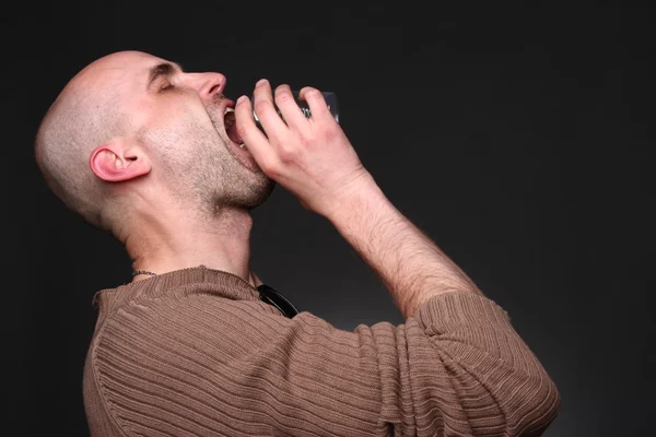 Bebida de homem com salpicos de vodka, água — Fotografia de Stock