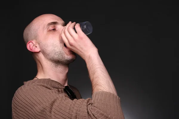 Bebida de homem com salpicos de vodka, água — Fotografia de Stock