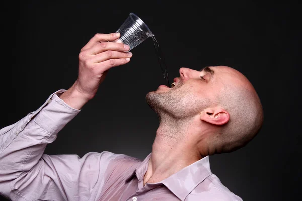 Mann trinkt mit Spritzer Wodka, Wasser — Stockfoto