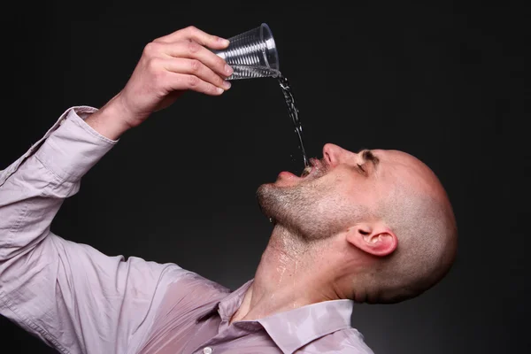 Bebida de homem com salpicos de vodka, água — Fotografia de Stock