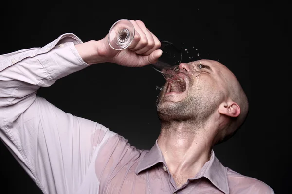 Bebida de homem com salpicos de vodka, água — Fotografia de Stock