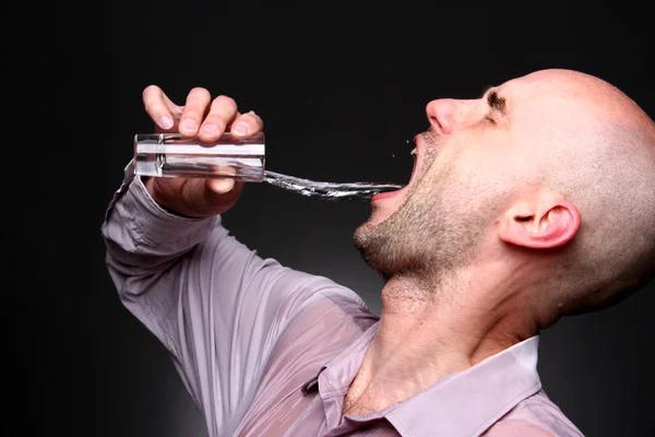 Mann trinkt mit Spritzer Wodka, Wasser — Stockfoto