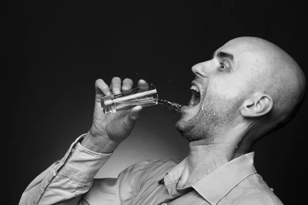 Bebida de homem com salpicos de vodka, água — Fotografia de Stock