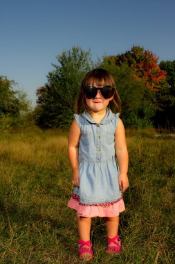 açık havada güneş gözlüklü küçük kız