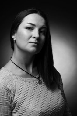 Güzellik siyah ve beyaz kadın yüz, iyi genç kız portresi