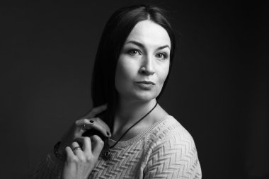 Güzellik siyah ve beyaz kadın yüz, iyi genç kız portresi