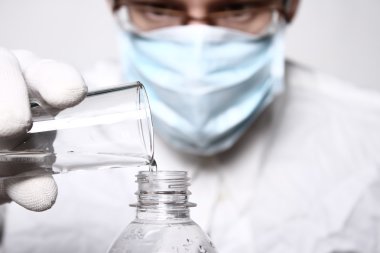 Bilim adamı su dökme. Sıvı, şişesi, laboratuar.