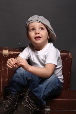 Çanta ile şapkalı çocuk