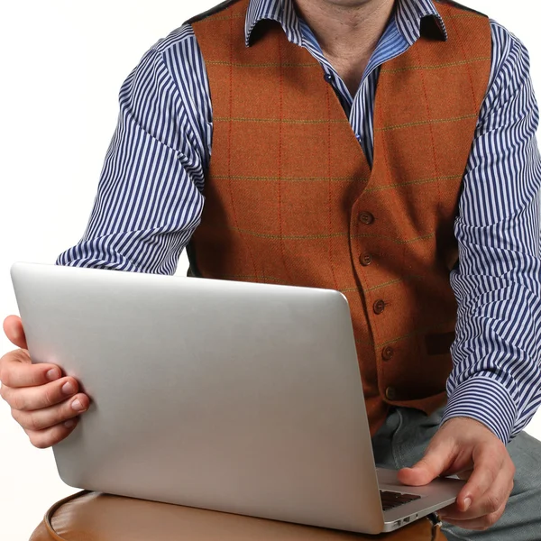 Empresario en el trabajo. Vista superior de cerca del hombre que trabaja en el ordenador portátil — Foto de Stock