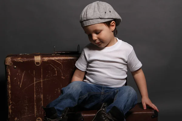 Niño en sombrero con bolsa Imágenes De Stock Sin Royalties Gratis