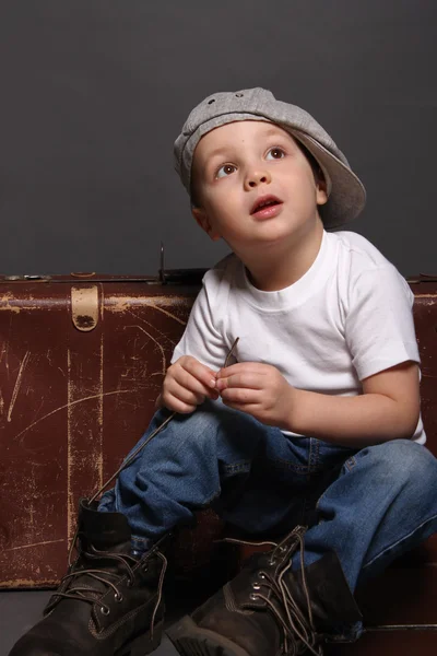 Chlapec v klobouku s taškou Royalty Free Stock Obrázky