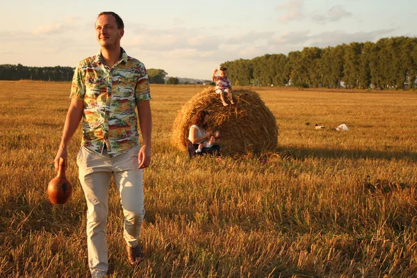 Famili spending time in sunset field — Stock Photo, Image