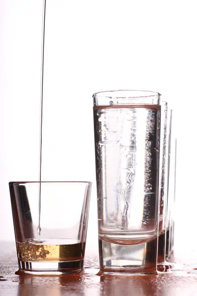 眼镜和含酒精饮料 — 图库照片