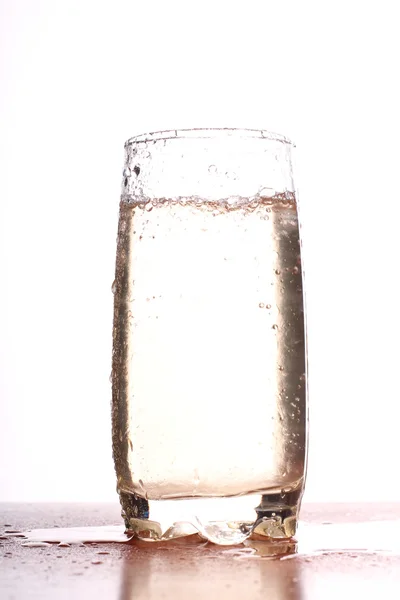 Glazen en alcoholische drank — Stockfoto