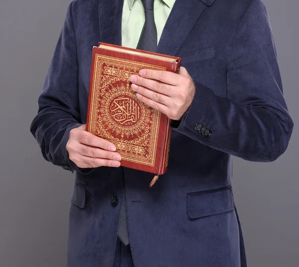 Mann liest den heiligen Koran — Stockfoto