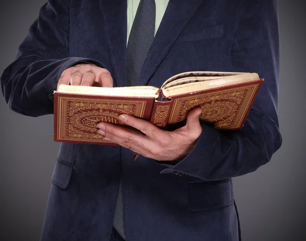 Mann liest den heiligen Koran — Stockfoto
