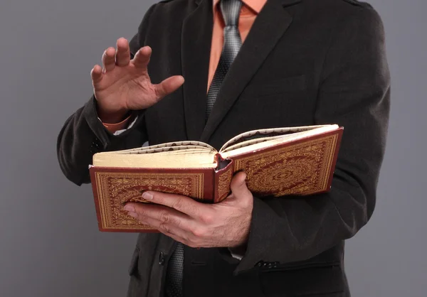 Mann liest den heiligen Koran lizenzfreie Stockbilder