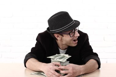 Para demetleri tutan bardaklarda duygusal adam