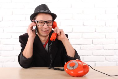 Adam eski telefon ve akıllı telefon