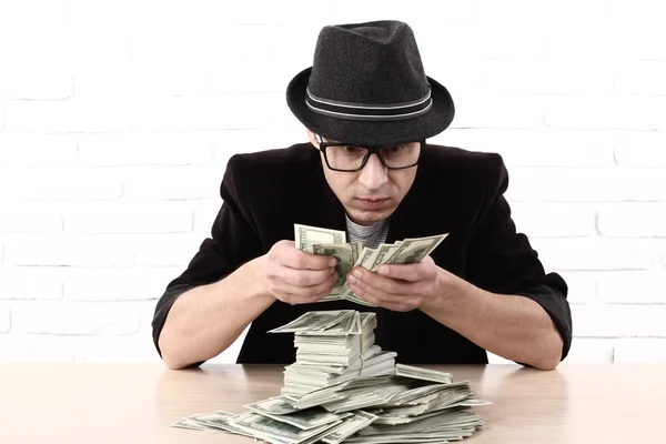 Emocionální muž v brýlích držení balíky peněz — Stock fotografie