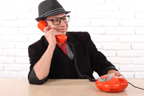 Homme et vieux téléphone — Photo