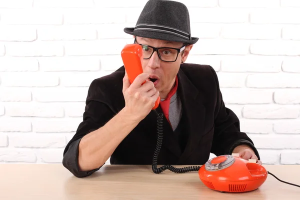 Joven hablando por un teléfono vintage, emoción agradable — Foto de Stock