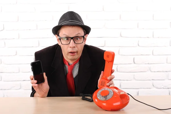 Człowiek ze starego telefonu i inteligentny telefon — Zdjęcie stockowe