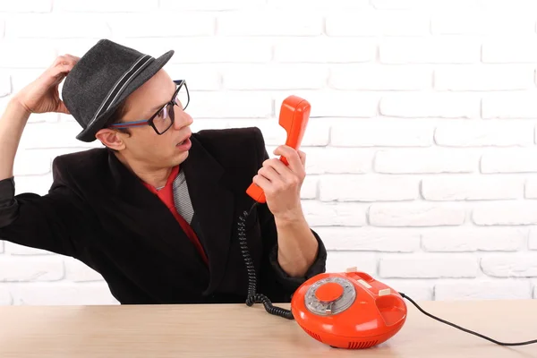 Joven hablando por un teléfono vintage, emoción agradable — Foto de Stock