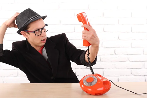 Joven hablando por un teléfono vintage, emoción agradable — Foto de Stock