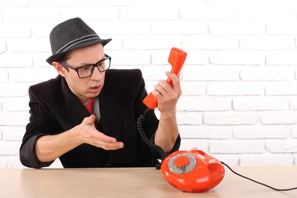 Joven hablando por un teléfono vintage, emoción agradable — Foto de Stock