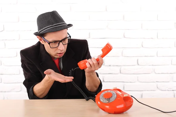 Junger Mann spricht an einem alten Telefon, schöne Emotion — Stockfoto