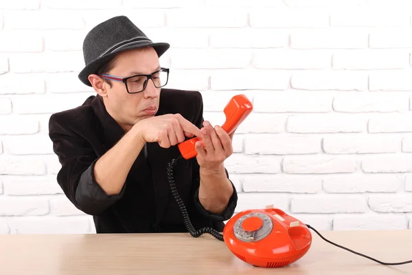 Joven hablando por un teléfono vintage, emoción agradable — Foto de Stock