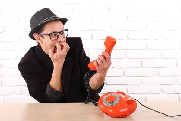 Joven hablando por un teléfono vintage, emoción agradable — Foto de Stock