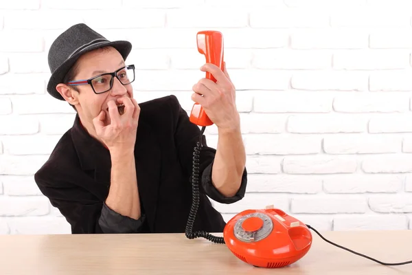 Joven hablando por un teléfono vintage, emoción agradable — Foto de Stock