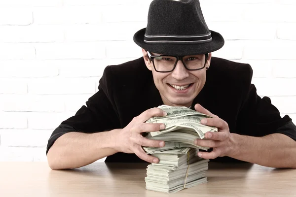 Emotionaler Mann mit Brille und Geldbündel Stockfoto