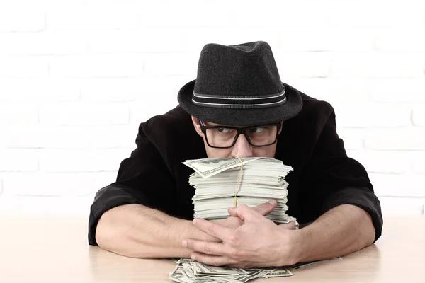 Emotionaler Mann mit Brille und Geldbündel lizenzfreie Stockbilder