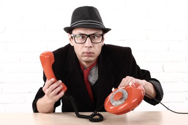 Hayal kırıklığına yakışıklı, kızgın, dostum gösteren eski telefon, Sigara biliyorum nasıl kullanılacağını