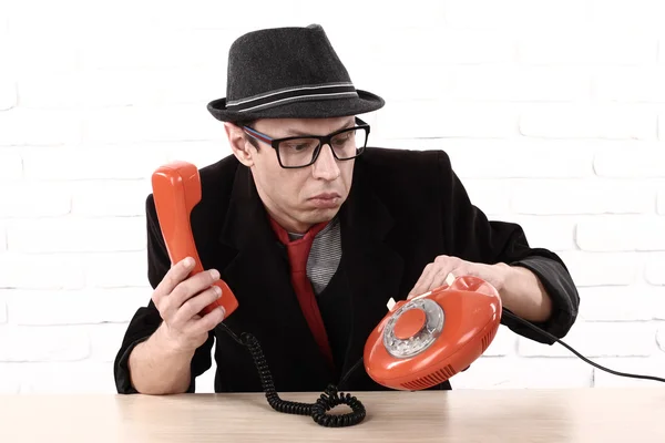 Disappointed handsome, angry, man showing old phone, do non know how to use it — Stock Photo, Image